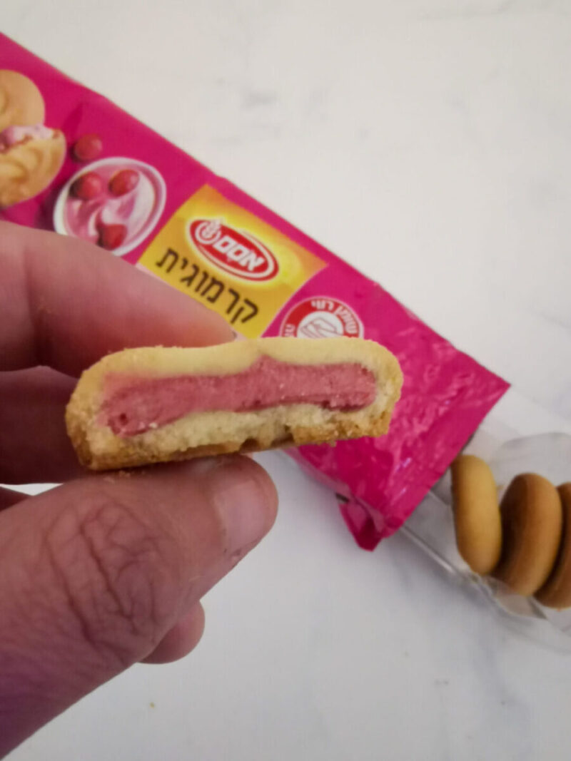 קרמוגית במילוי קרם במבה אדומה