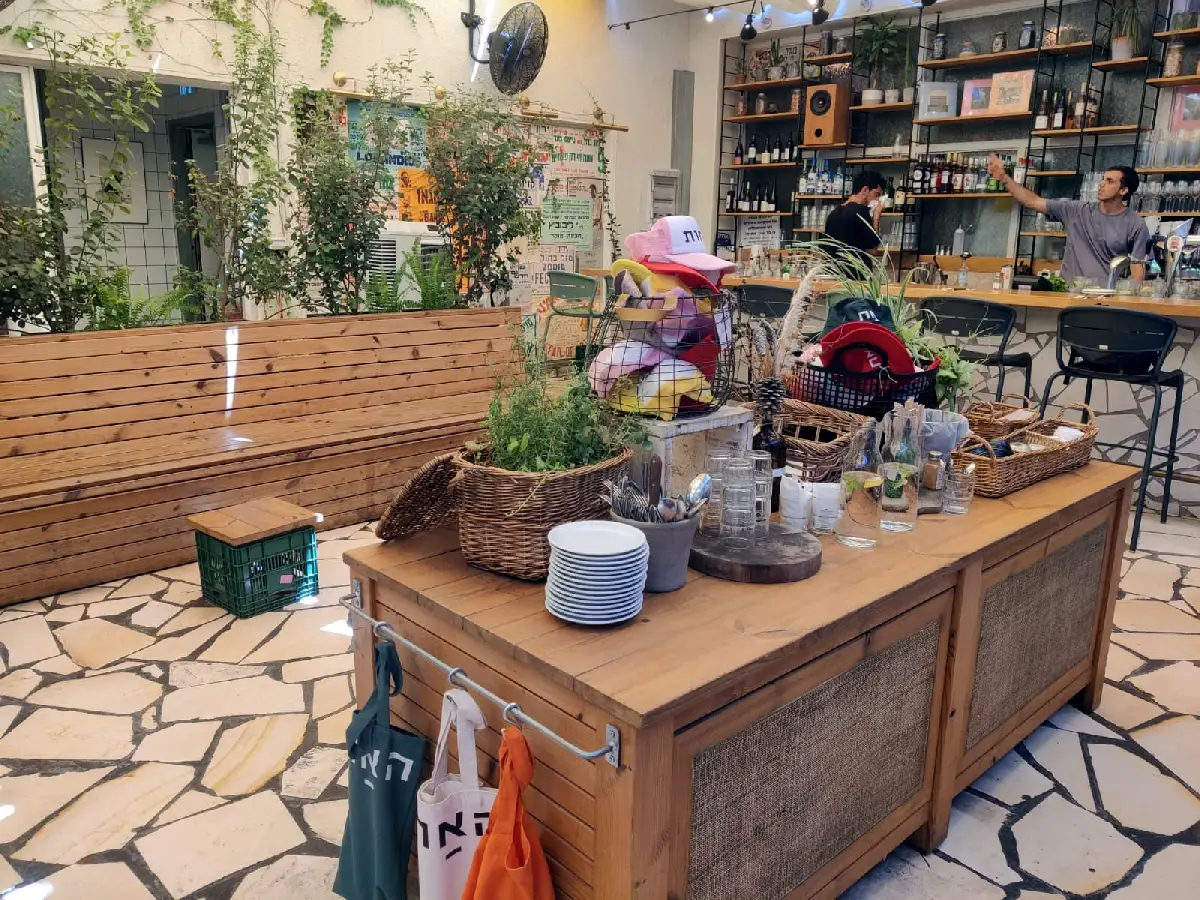ארוחת בוקר בגינה של מסעדת האחים