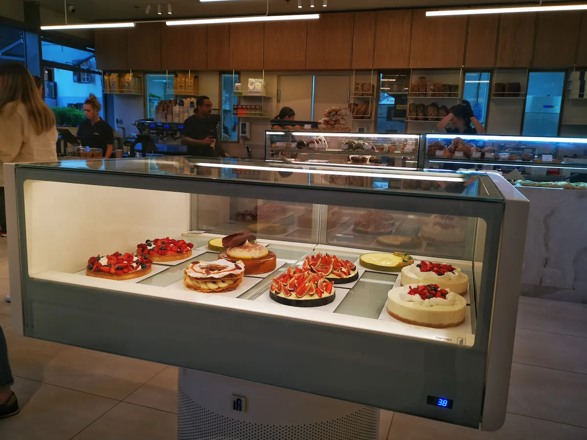 מה מסתתר בויטרינת התכשיטים של הפטיסרי החדש בשרונה?