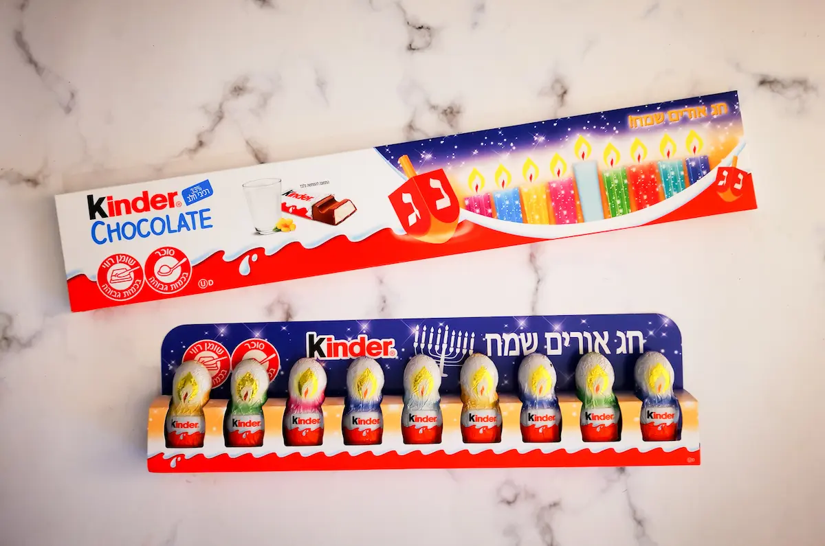 מתנה לחג: חנוכיית שוקולד, חצי מטר קינדר וביצת הפתעה ענקית