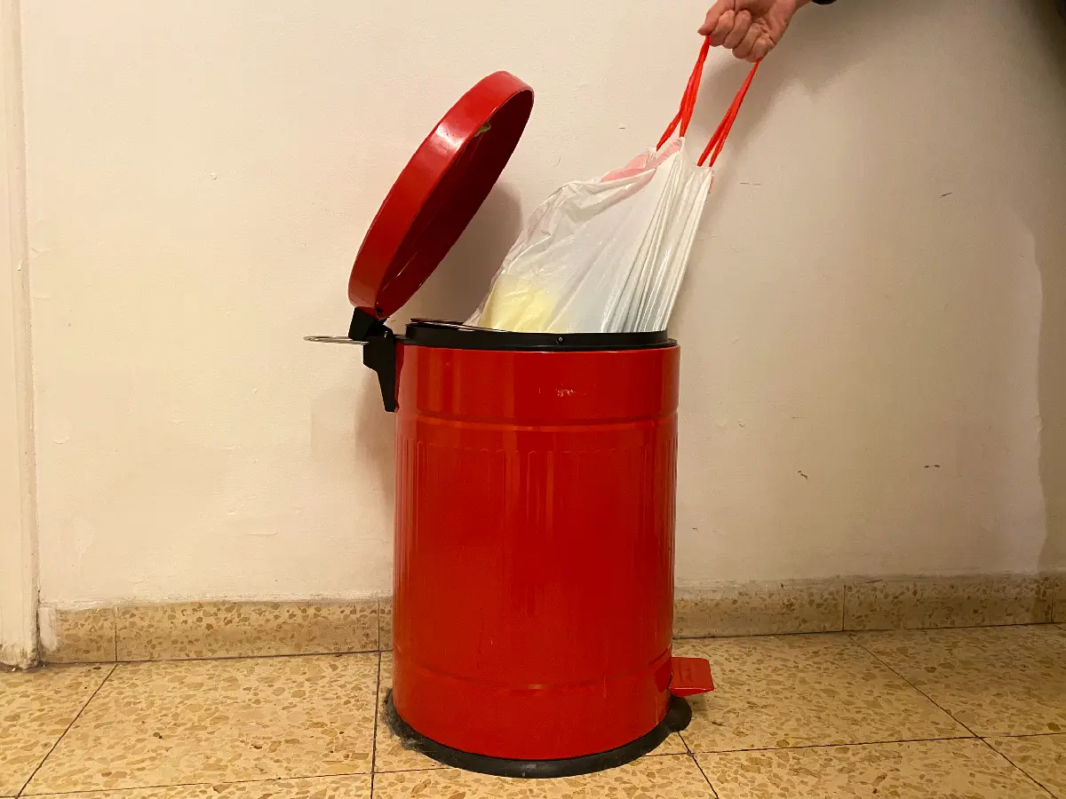 הפח מסריח במטבח? כל השיטות למניעת ריח רע בפח האשפה