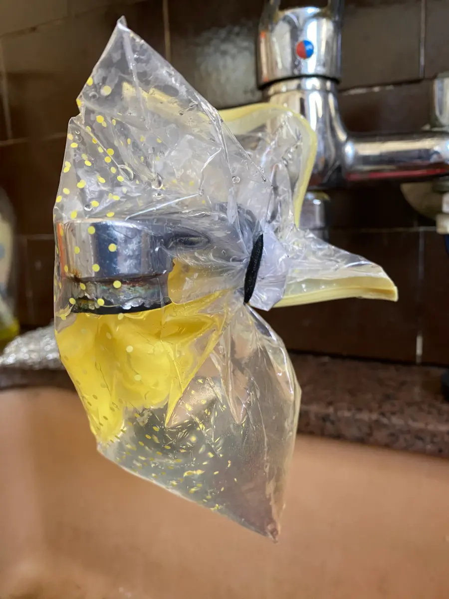 טריק לניקוי ברז מטבח עם חומץ